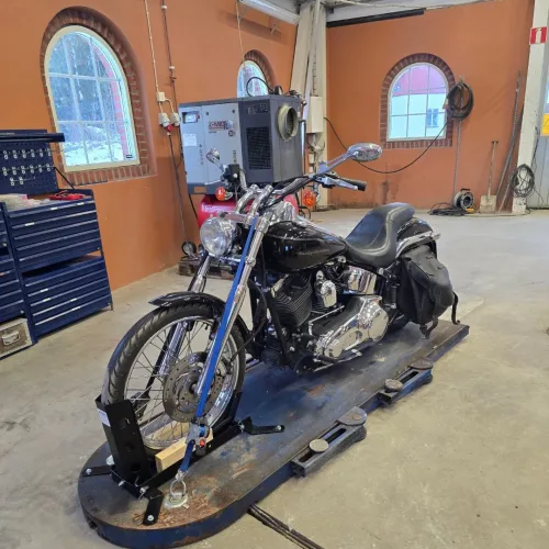 Motorcykel under service i verkstaden